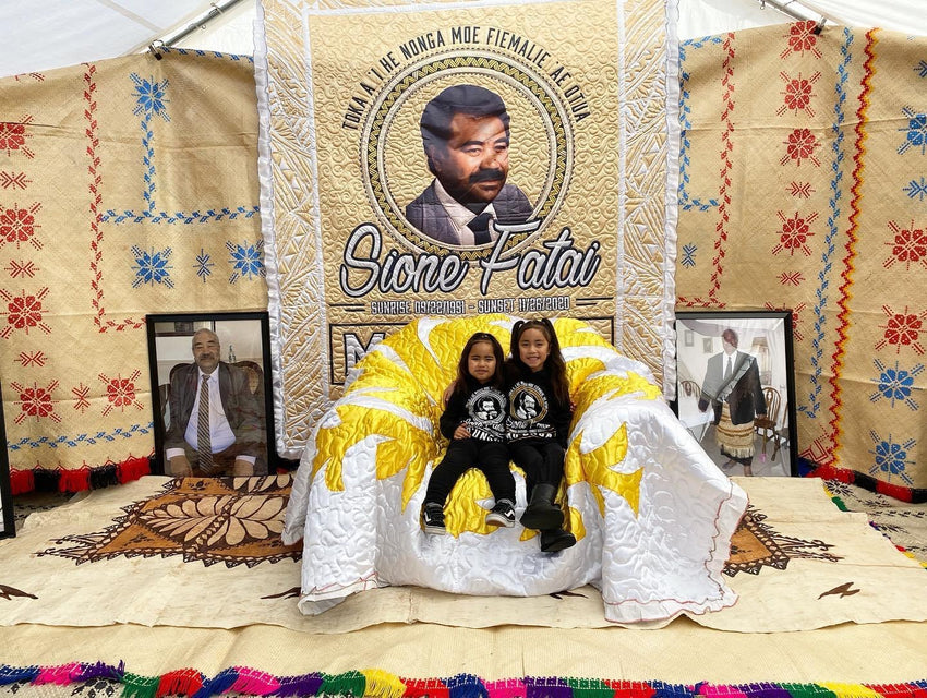 Cream picture monomono quilt with a portrait and green palm details